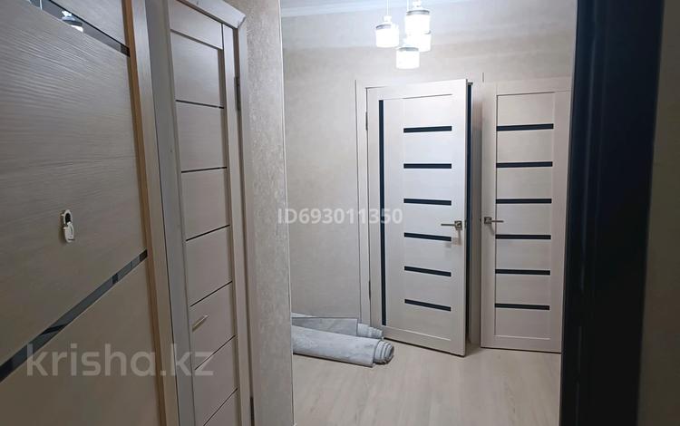 2-комнатная квартира, 65 м², 10/10 этаж помесячно, Байгазиева за 180 000 〒 в Каскелене — фото 2