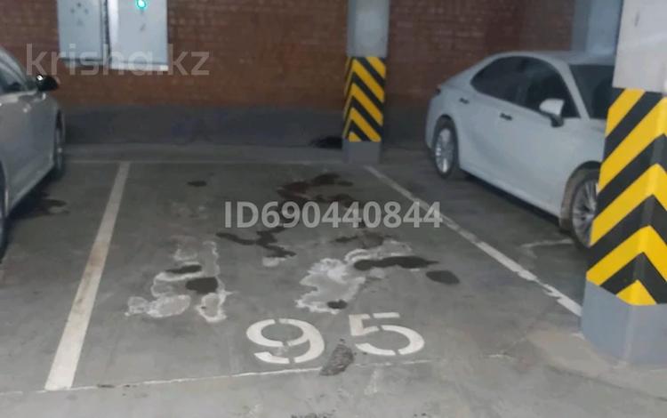 Паркинг • 18 м² • Аль-фараби 33 за 2.4 млн 〒 в Астане, Есильский р-н — фото 2