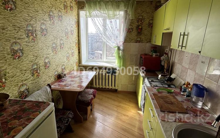 3-комнатная квартира · 57 м² · 5/5 этаж, Егемен Казахстан 46 — Магазин ковры, район океана за 20.5 млн ₸ в Петропавловске — фото 2