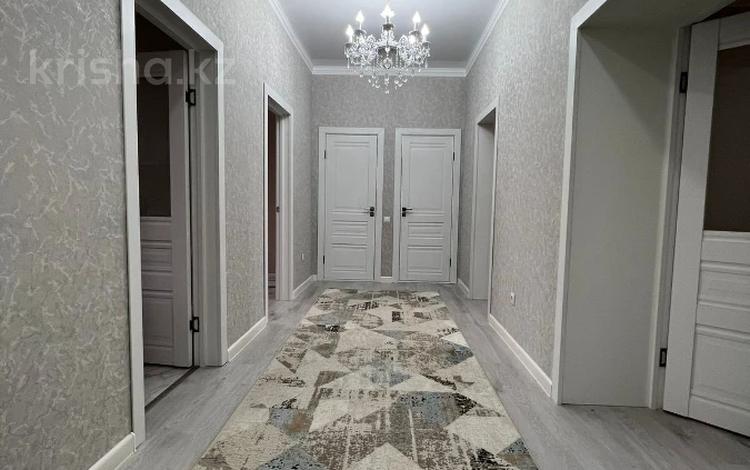 3-комнатная квартира, 103 м², 3/10 этаж, Алии Молдагуловой 30б за 58 млн 〒 в Актобе — фото 2