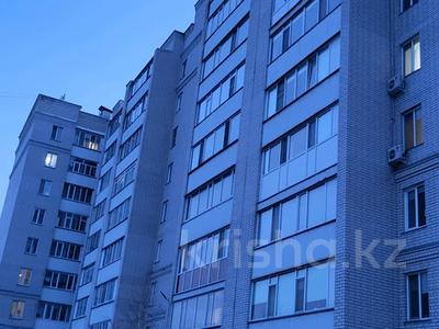 1-комнатная квартира, 40 м², 5/9 этаж помесячно, Кизатова 5Н за 110 000 〒 в Петропавловске