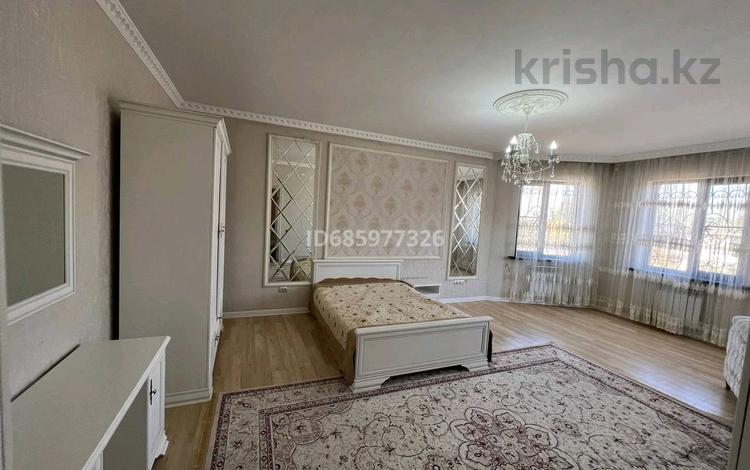 8-комнатный дом помесячно, 377 м², 8 сот., Елибаева за 1.3 млн 〒 в Туздыбастау (Калинино) — фото 2