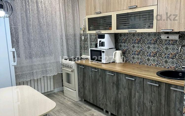 3-комнатная квартира · 63.7 м² · 3/9 этаж, мкр Строитель 29 — Напротив гипермаркета Алтындар за 25.5 млн ₸ в Уральске — фото 2