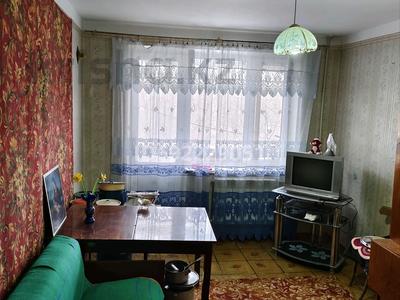 2-комнатная квартира, 45.5 м², 4/5 этаж, микрорайон. Самал 7 7 — находиться на односторонке напротив бани рядом Нурислам за 10 млн 〒 в Таразе