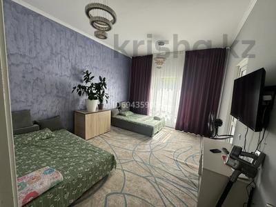 2-комнатная квартира, 64 м², 1/9 этаж посуточно, мкр Аккент 20 за 18 000 〒 в Алматы, Алатауский р-н