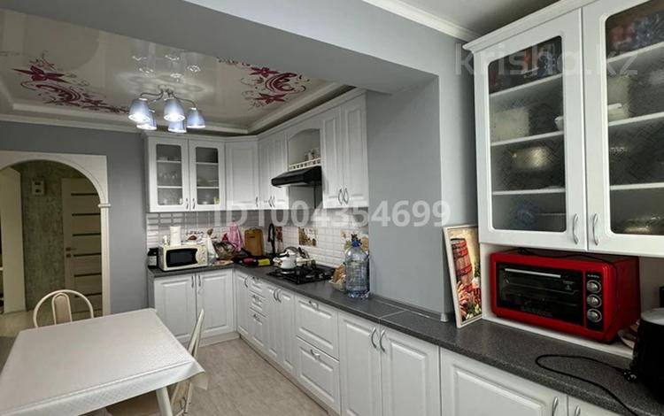 4-бөлмелі пәтер · 100 м² · 3/5 қабат, мкр Центральный, Каженбаева 1, бағасы: 30 млн ₸ в Атырау — фото 2