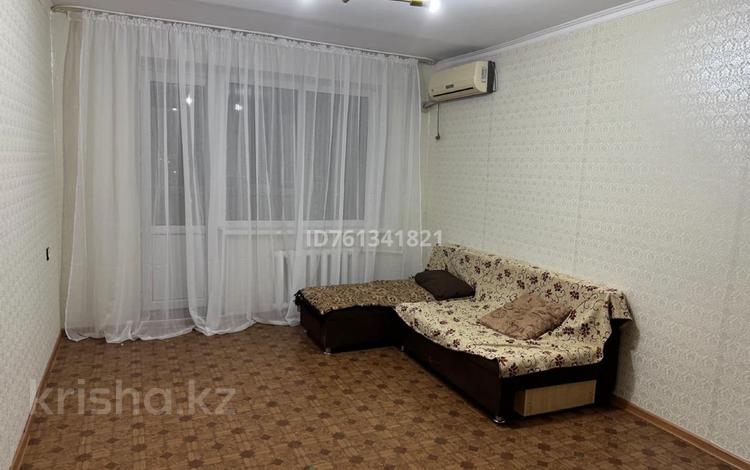 1-комнатная квартира · 50 м² · 8/10 этаж, мкр 12 16 за 120 000 ₸ в Актобе — фото 2