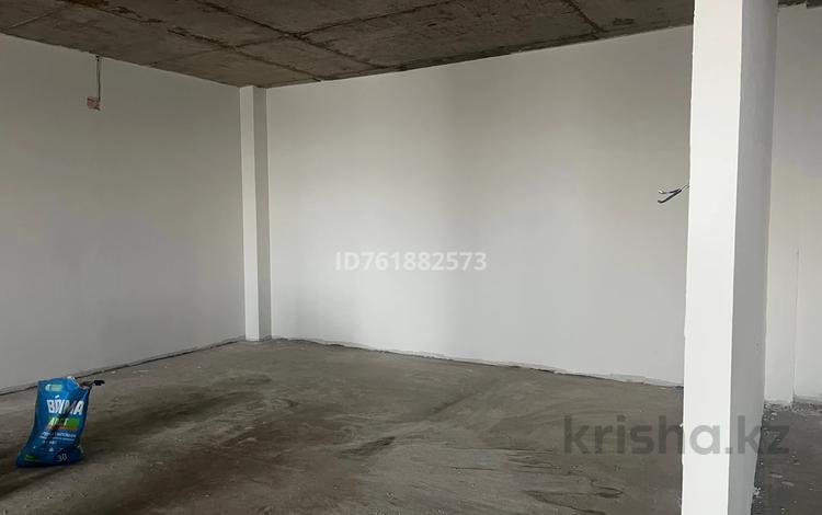 Свободное назначение, офисы, магазины и бутики, склады, салоны красоты, бани, гостиницы и зоны отдыха, фитнес и спорт, медцентры и аптеки, образование, развлечения, конференц-залы, кабинеты и рабочие места, студии · 2200 м² за 3.3 млн 〒 в Актобе — фото 2
