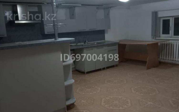 Отдельный дом · 10 комнат · 600 м² · 8 сот., Карынбаева 51 за 1 млн 〒 в Атырау, мкр Мирас — фото 2