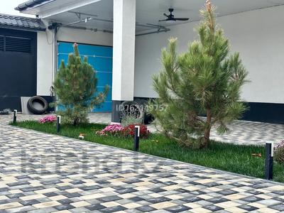 Отдельный дом · 9 комнат · 370 м² · 12.5 сот., Мустафа Шокай 89 — Угол ул. Мусрепова за 200 млн 〒 в 