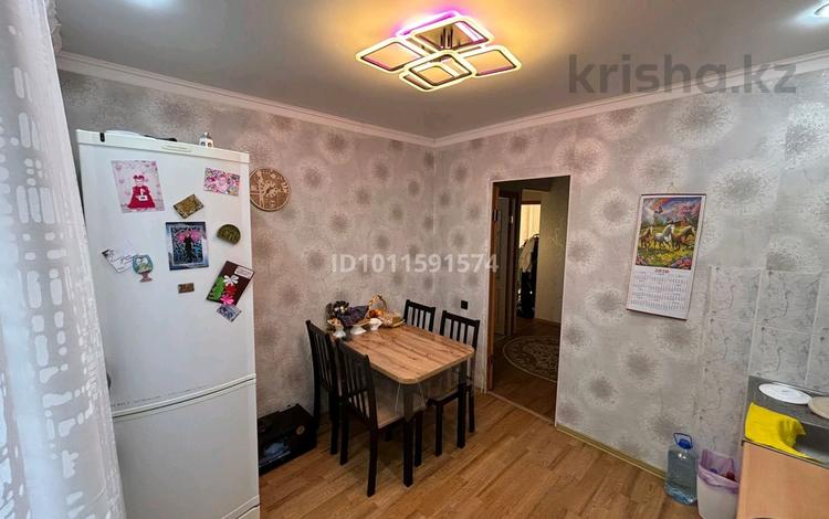 2-бөлмелі пәтер · 56 м² · 5/5 қабат, мкр 8 293/1 — Красный Крест 17 школа, бағасы: 19 млн ₸ в Актобе — фото 2