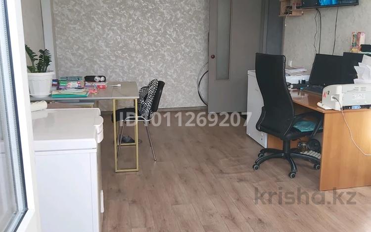 3-комнатная квартира · 60 м² · 4/5 этаж, мкр Юго-Восток, Мкр Юго-Восток, 30й микрорайон 21 за ~ 19 млн ₸ в Караганде, Казыбек би р-н — фото 2