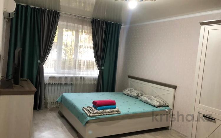 1-комнатная квартира, 47 м², 3/5 этаж посуточно, 4 мкр 21 за 9 000 〒 в Талдыкоргане — фото 2