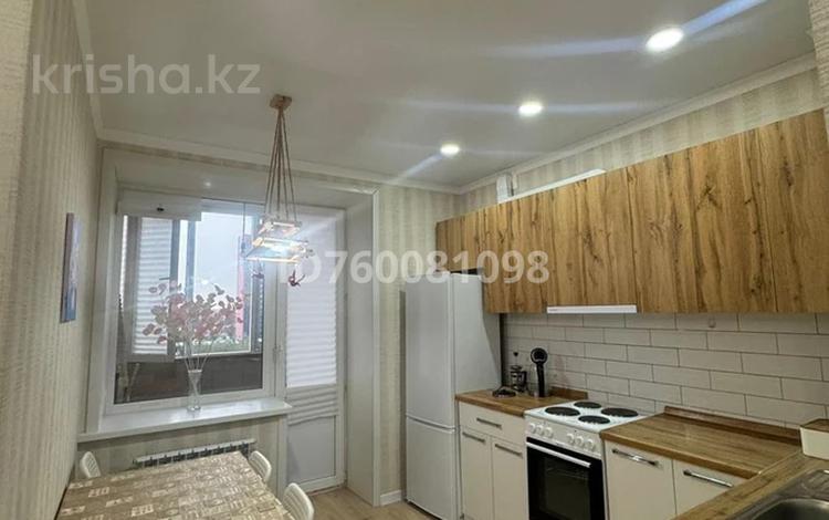 2-комнатная квартира · 56 м² · 9/10 этаж, мкр Юго-Восток, Дюсембекова 53/8 — Теннисный центр , Мечеть , Парк победы , орбита за 15 000 ₸ в Караганде, Казыбек би р-н — фото 2