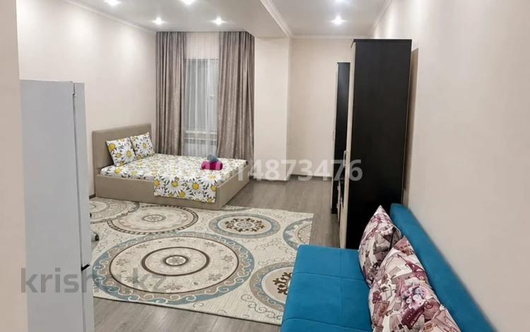 1-комнатная квартира · 33 м² · 2/8 этаж, Сейфуллина 525 за 300 000 ₸ в Алматы, Алмалинский р-н — фото 2