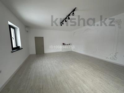 Свободное назначение, офисы, склады, общепит, салоны красоты, бани, гостиницы и зоны отдыха, фитнес и спорт, медцентры и аптеки, образование, развлечения, конференц-залы, кабинеты и рабочие места, студии · 52 м² за 350 000 〒 в Атырау, мкр Жилгородок