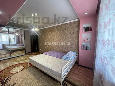 2-бөлмелі пәтер, 70 м², 4/5 қабат ай сайын, мкр. Алтын орда, Мкр. Батыс-2 17в — Гипермаркет Дина, обл акимат, бағасы: 150 000 〒 в Актобе, мкр. Алтын орда