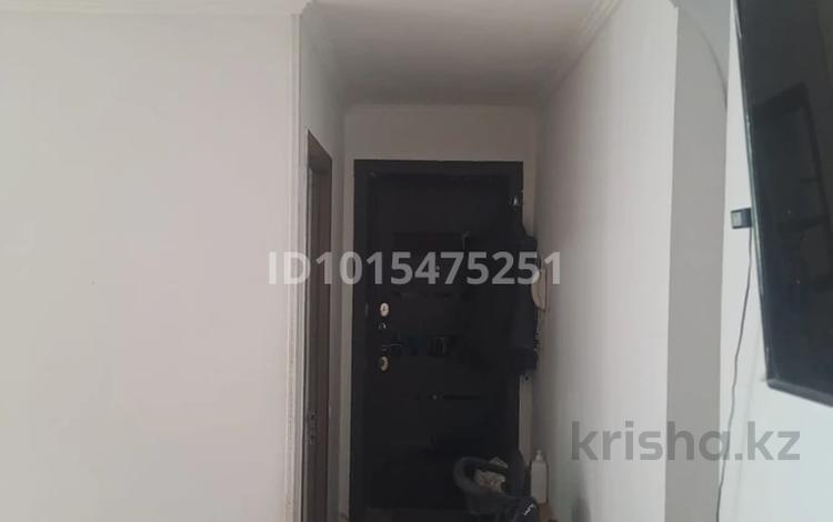 3-комнатная квартира · 61.7 м² · 2/5 этаж, 6й микрорайон 4 за 23.5 млн ₸ в Караганде, Казыбек би р-н — фото 2