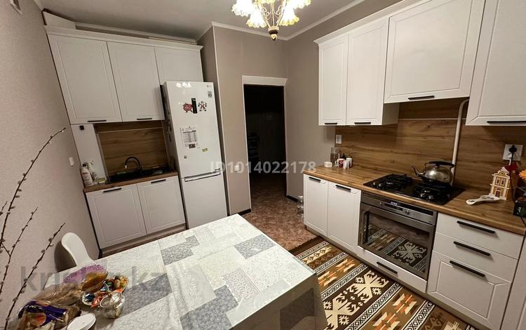 3-бөлмелі пәтер · 82 м² · 4/5 қабат, Дружбы народов (на против 5го мкр.), бағасы: 250 000 ₸ в Аксае — фото 2