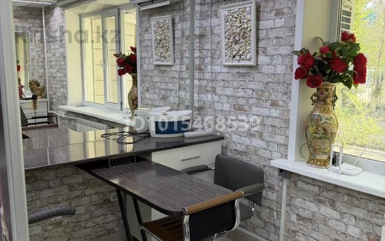 Салоны красоты, кабинеты и рабочие места · 12 м² за 35 000 ₸ в Караганде, Казыбек би р-н — фото 2