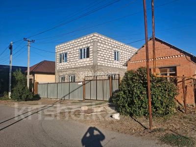 Отдельный дом · 5 комнат · 200 м² · 1 сот., мкр Атырау, Қызғалдақ 12а — Возле ЗАГС мост к берегу Старая конечная маршрут 1,11 3 за 72 млн ₸
