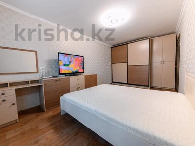 1-комнатная квартира, 35 м², 2/5 этаж по часам, проспект Бухар Жырау 75 за 1 000 〒 в Караганде, Казыбек би р-н