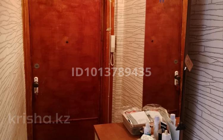 3-бөлмелі пәтер · 47.3 м² · 4/5 қабат, Ихсанова 109 — магазин канцтоваров "Mаксимус, бағасы: 14 млн ₸ в Уральске, мкр Школьник — фото 2