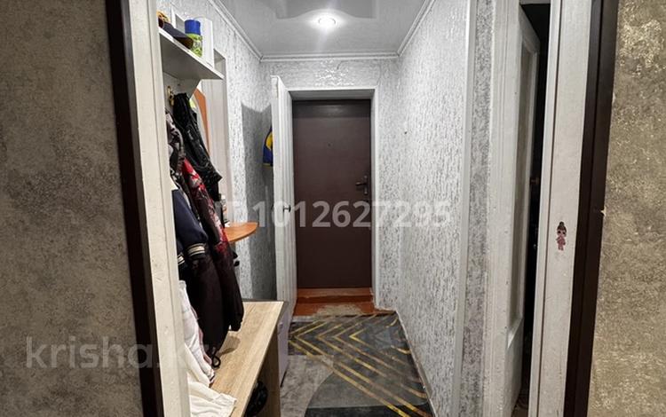 2-бөлмелі пәтер · 44 м² · 1/3 қабат, Абая 26 — Каз почта , Мир магазин , каскад , 1 школа, бағасы: 5 млн ₸ в Курчатове — фото 2