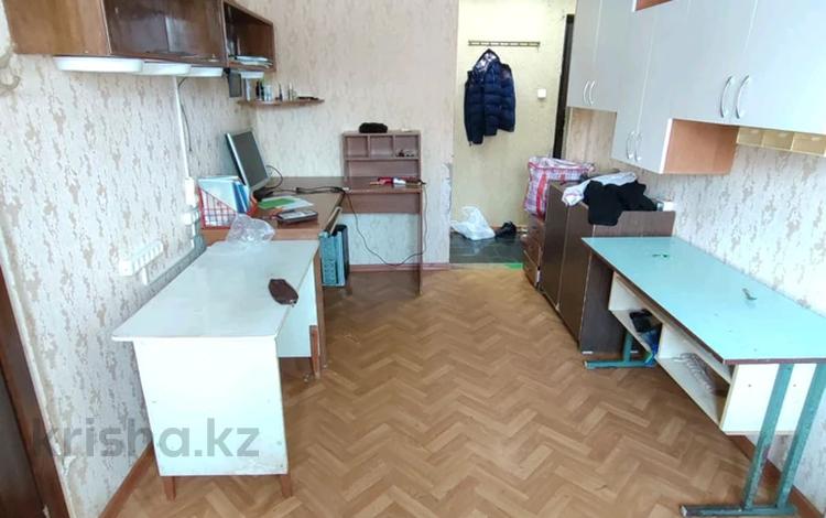 2-комнатная квартира, 43 м², 1/5 этаж, 2 мкр 38 — 1 этаж за 5 млн 〒 в Степногорске — фото 2