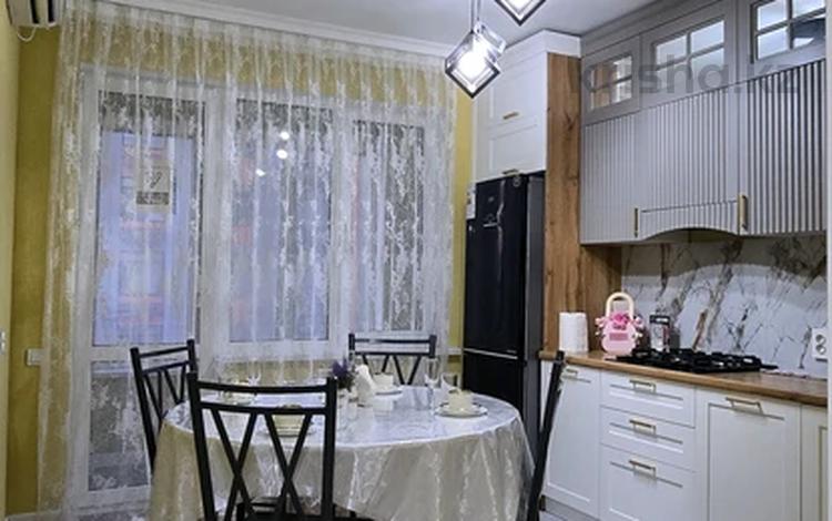 2-комнатная квартира · 52.2 м² · 5/9 этаж, мкр Нурсая, Абулхаир Хана 63/1 — Аэропорт, Центр Абая, Теннисный центр, Ледовый дворец, ЦОН за 20 000 〒 в Атырау — фото 2