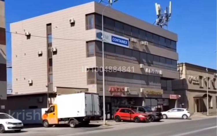 Свободное назначение, офисы, магазины и бутики, склады, салоны красоты, медцентры и аптеки, образование, развлечения · 1221.2 м² за 360 млн 〒 в Атырау — фото 2
