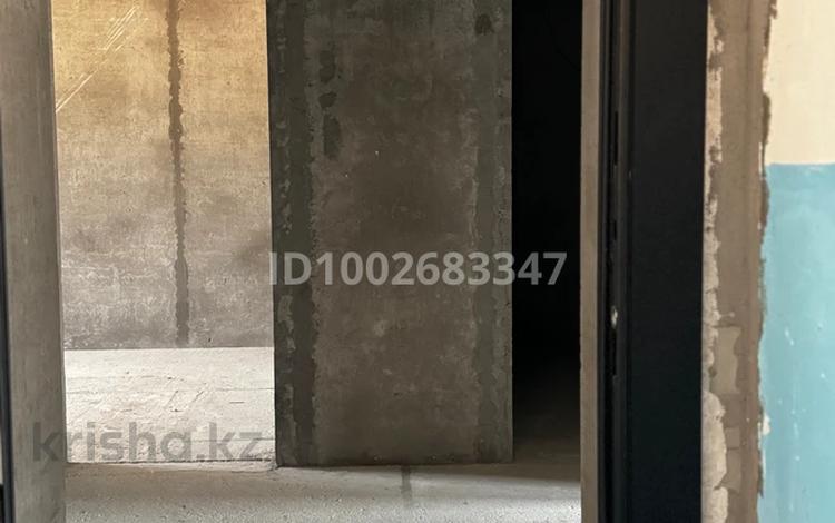 4-бөлмелі пәтер · 61 м² · 2/2 қабат, Казбек Би 1 — Районный акимат, бағасы: 11 млн ₸ в Шардара — фото 2