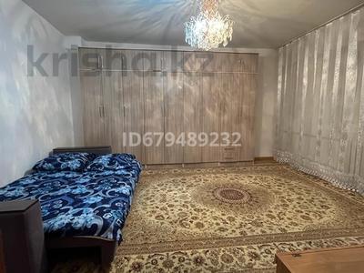 1-бөлмелі пәтер, 90 м², 2/5 қабат тәулігіне, мкр Центральный, Сырым Датова, бағасы: 8 000 〒 в Атырау, мкр Центральный