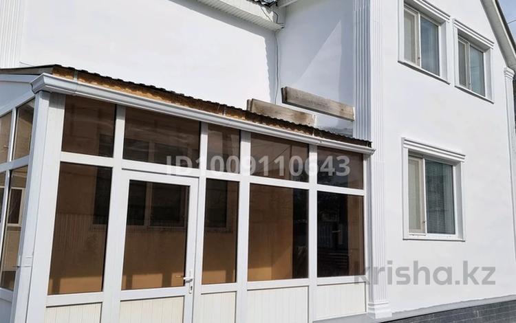 Отдельный дом · 2 комнаты · 100 м² · 4 сот., мкр Центральный, Сырым Каженбаев 7 — Махамбета Утемисова/Сырым Каженбаев за 250 000 ₸ в Атырау — фото 2