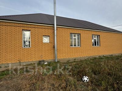 Отдельный дом · 4 комнаты · 100 м² · 10.4 сот., Абылай хана 10 за 27.5 млн 〒 в Уральске