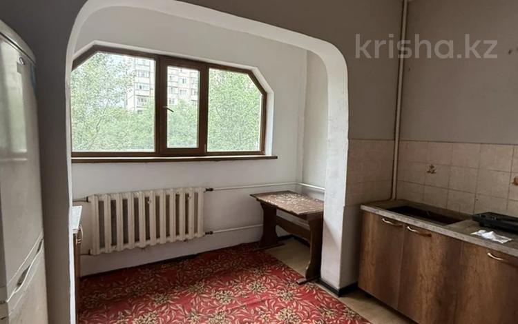 2-комнатная квартира · 63 м² · 3/5 этаж, мкр Аксай-5 7 за 300 000 ₸ в Алматы, Ауэзовский р-н — фото 2