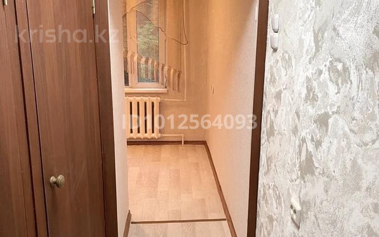 1-комнатная квартира · 36 м² · 1/5 этаж, Пришахтинск, 22й микрорайон 16 за 9 млн ₸ в Караганде, Алихана Бокейханова р-н — фото 2