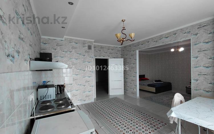 1-комнатная квартира · 67.8 м² · 16/25 этаж, мкр 11 112Б за 21 млн 〒 в Актобе — фото 2