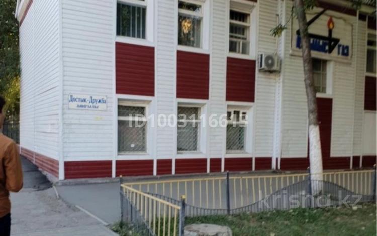 Свободное назначение, офисы, магазины и бутики, склады, общепит, салоны красоты, медцентры и аптеки, образование, конференц-залы, кабинеты и рабочие места, студии · 52 м² за 300 000 〒 в Уральске — фото 2