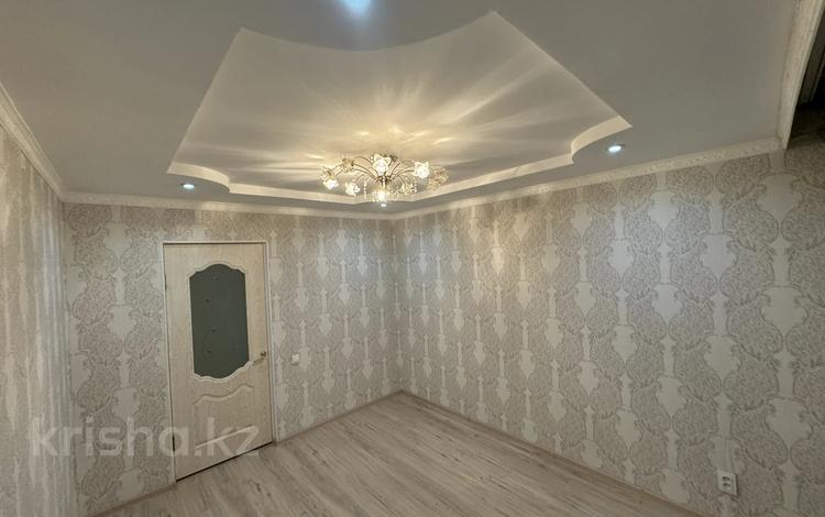 2-бөлмелі пәтер, 50 м², 4/5 қабат ай сайын, мкр. Алтын орда 5, бағасы: 180 000 〒 в Актобе, мкр. Алтын орда — фото 2