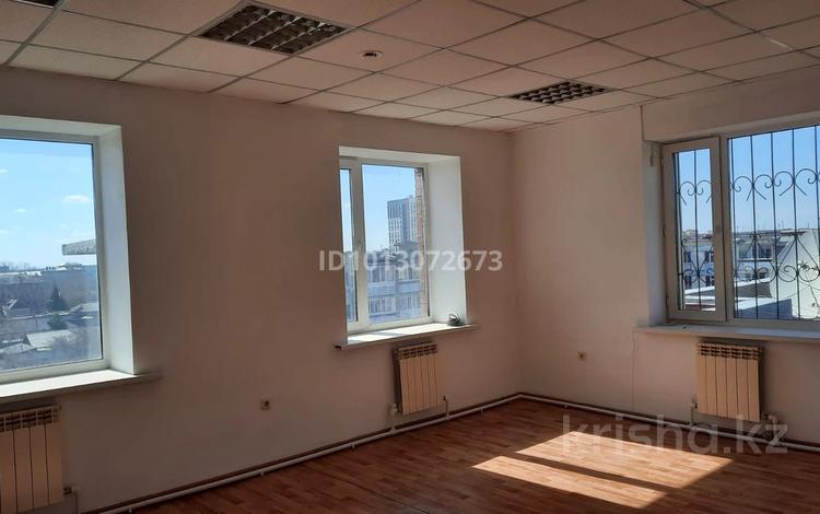 Офисы, салоны красоты, кабинеты и рабочие места, студии · 28 м² за 140 000 ₸ в Костанае — фото 2