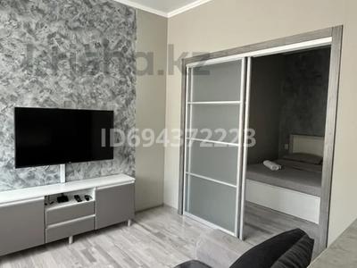 1-комнатная квартира, 45 м², 3/9 этаж по часам, Камзина 41/3 за 6 000 〒 в Павлодаре