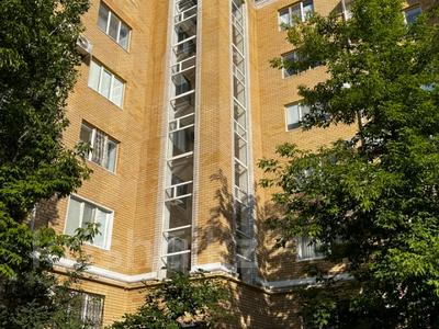 4-комнатная квартира, 165 м², 5/6 этаж, мкр. Алтын орда, Алии Молдагуловой 57Д — гипермаркет Дина за 53.5 млн 〒 в Актобе, мкр. Алтын орда