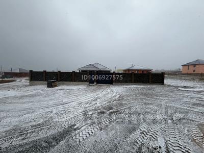 Отдельный дом · 5 комнат · 200 м² · 10 сот., Ж/м акжар 399 — 70 школла за 60 млн 〒 в Актобе, мкр Акжар