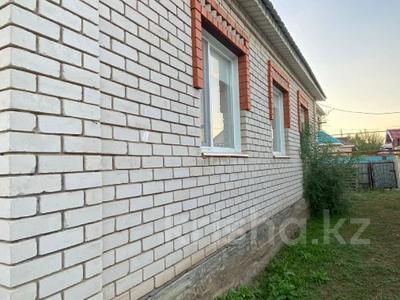 Отдельный дом · 4 комнаты · 172.2 м² · 10 сот., мкр Жастар 2, улица Саяхат 45 за 28 млн ₸ в Актобе, жилой массив Жанаконыс