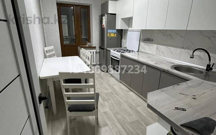 3-комнатная квартира · 64 м² · 7/9 этаж, мкр 11 101 за 22 млн 〒 в Актобе — фото 2