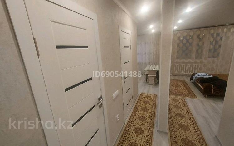 1-комнатная квартира, 38 м², 3/5 этаж, Мухтара Ауэзова 73 — 8 микрорайон, кафе Бальзам, магазин Венера.