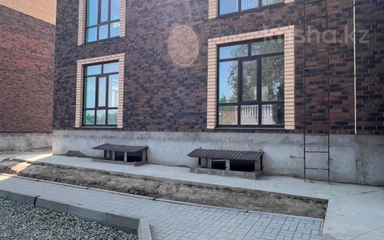 Свободное назначение, офисы, магазины и бутики, общепит, салоны красоты, медцентры и аптеки, образование, развлечения · 365 м² за 75 млн 〒 в Уральске — фото 2