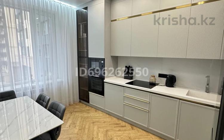 3-комнатная квартира, 100 м², 3/18 этаж помесячно, Розыбакиева 237