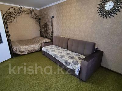 1-комнатная квартира, 32 м², 3 этаж по часам, Дулатова 135 за 1 500 〒 в Семее